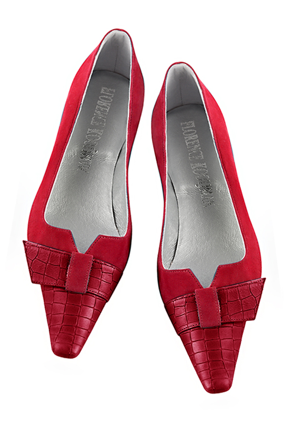 Cardinal red women's dress pumps, with a knot on the front. Tapered toe. Low block heels. Top view - Florence KOOIJMAN